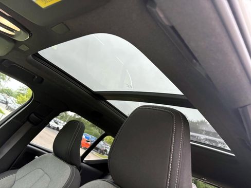 Used 2025 Volvo XC40 B5 Core image 25