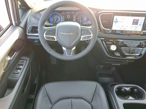 New 2026 Chrysler Voyager LX image 8