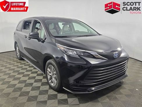 Used 2025 Toyota Sienna LE image 1