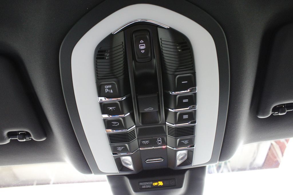 Certified 2025 Porsche Macan AWD/4WD image 37