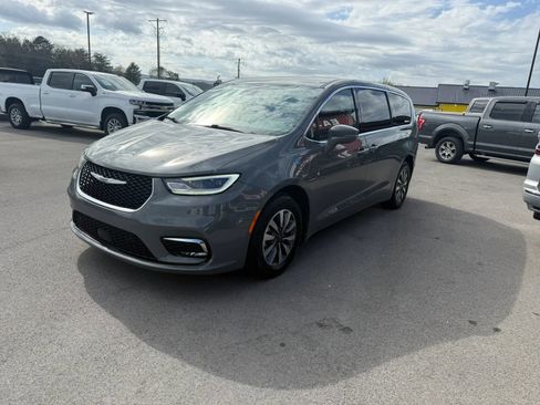 Used 2022 Chrysler Pacifica Touring-L w/ Uconnect Theater Family Group image 2