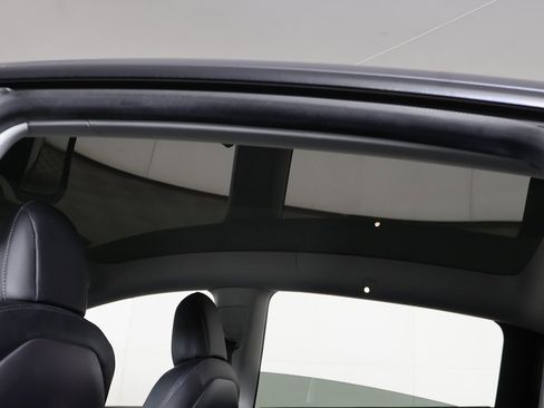 Used 2021 Tesla Model Y Long Range image 19