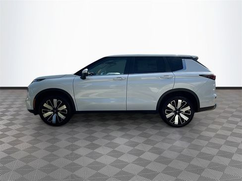 New 2025 Mitsubishi Outlander SE image 8