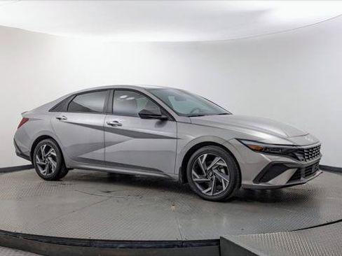 Used 2025 Hyundai Elantra Sport FWD image 11