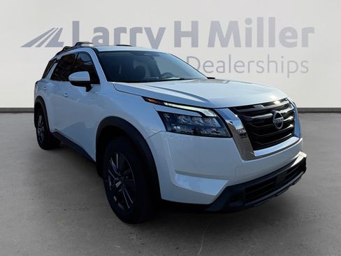 Certified 2025 Nissan Pathfinder SV image 7