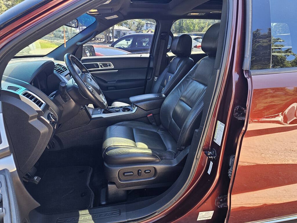 Used 2015 Ford Explorer XLT w/ Equipment Group 202A FWD image 11