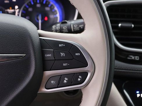 Used 2019 Chrysler Pacifica Limited w/ Tire & Wheel Group image 14