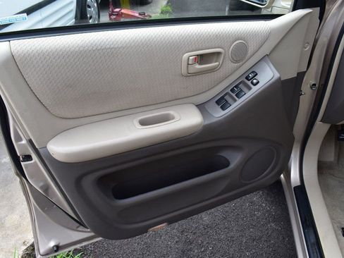 Used 2005 Toyota Highlander 4WD V6 w/ 3rd Row image 36