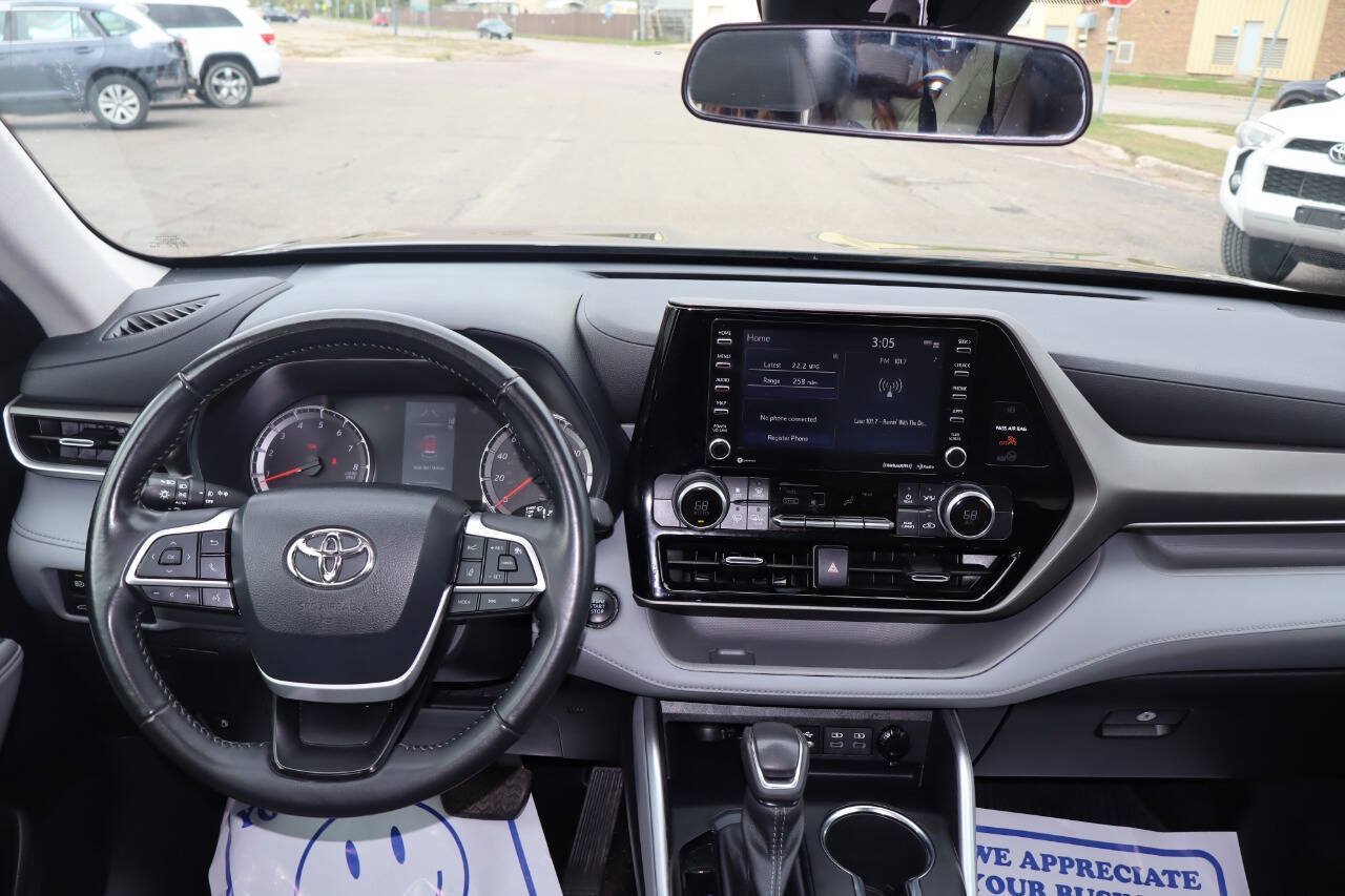 Used 2022 Toyota Highlander LE AWD/4WD image 7