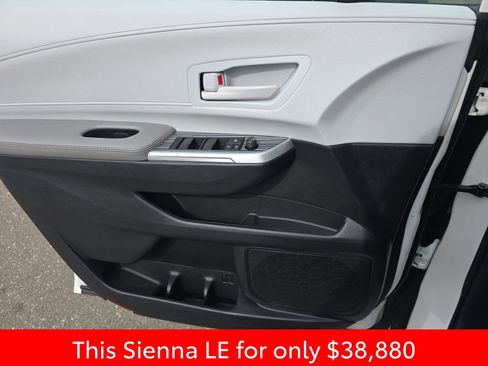 Used 2025 Toyota Sienna LE image 35
