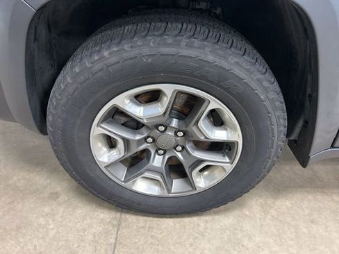 Used 2019 Jeep Cherokee Trailhawk w/ Cold Weather Group image 9