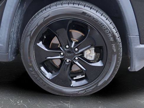 Used 2018 Jeep Compass Latitude w/ Popular Equipment Group FWD image 10