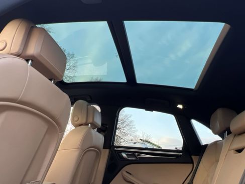 Used 2021 Porsche Macan w/ Premium Package image 22