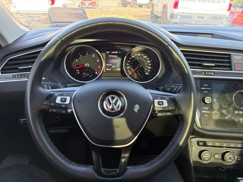 Used 2021 Volkswagen Tiguan SE w/ Panoramic Sunroof Package FWD image 17
