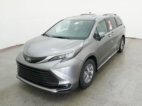New 2026 Toyota Sienna XLE image 3