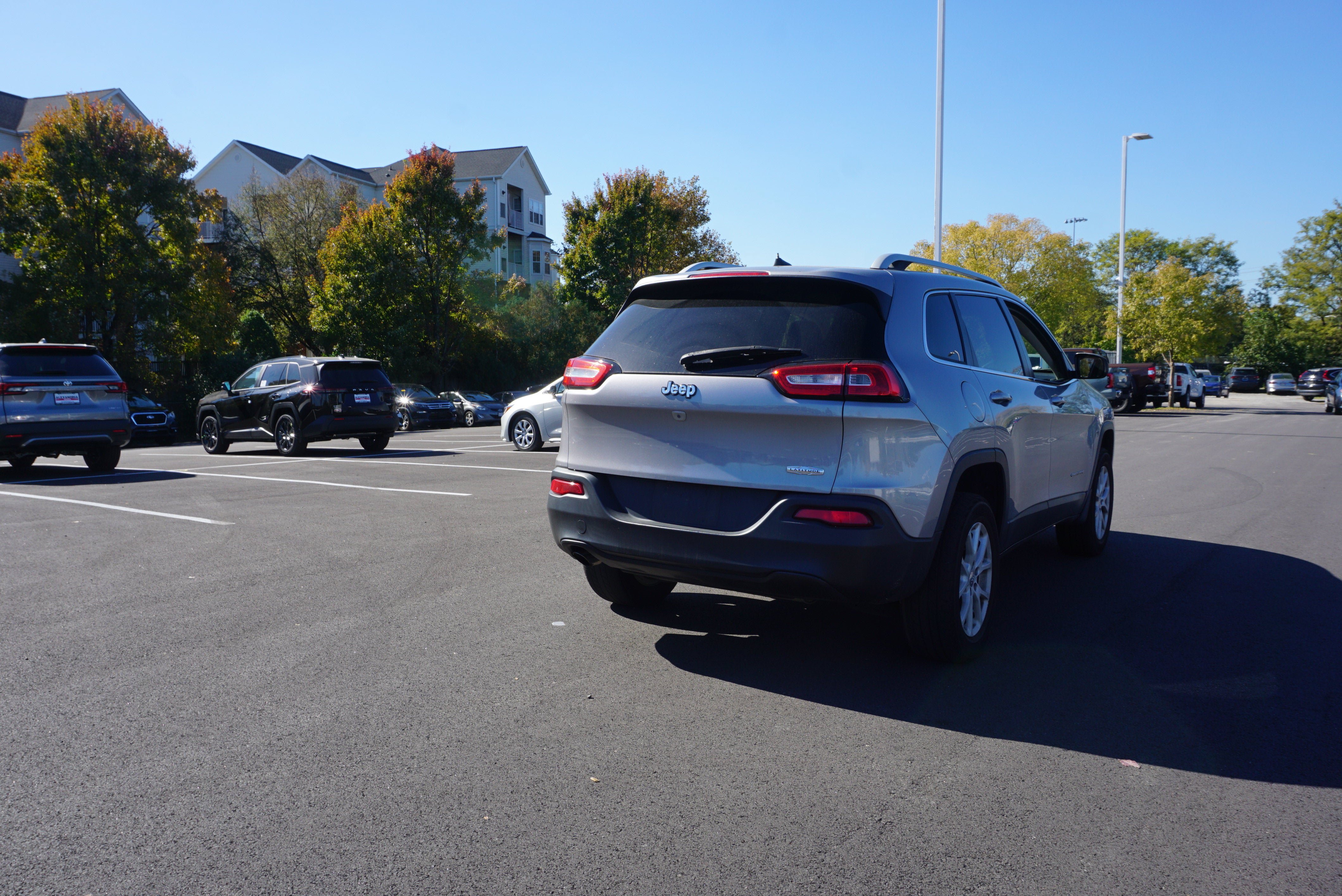 Used 2017 Jeep Cherokee Latitude w/ Comfort/Convenience Group AWD/4WD image 3