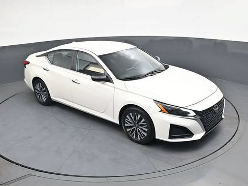 Used 2025 Nissan Altima 2.5 SV FWD image 25
