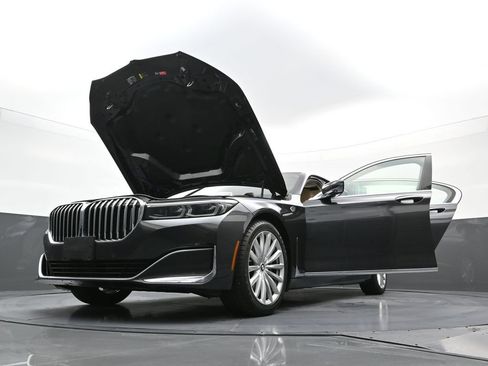 Used 2022 BMW 740i xDrive w/ Premium Package image 39