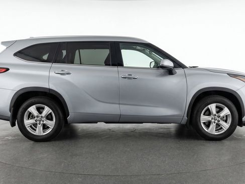 Used 2025 Toyota Highlander LE FWD image 11