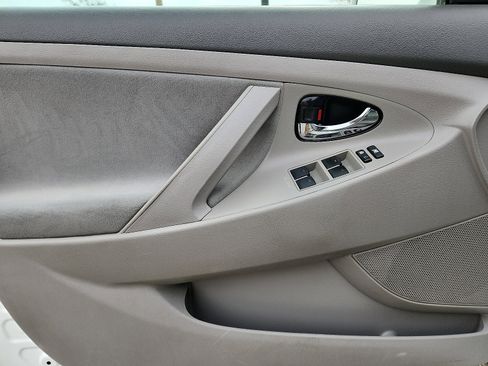 Used 2011 Toyota Camry LE image 12