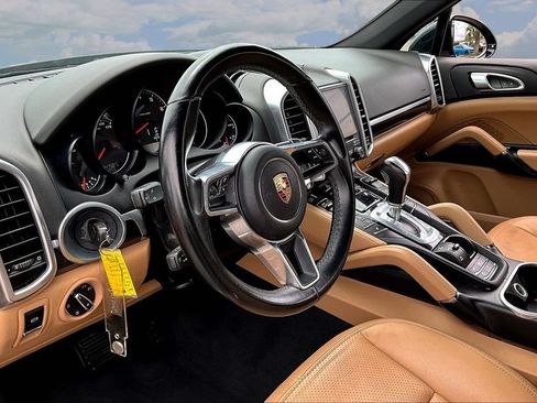 Used 2017 Porsche Cayenne AWD/4WD image 16