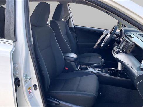 Used 2018 Toyota RAV4 LE FWD image 9