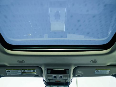 Used 2025 Land Rover Range Rover Evoque S image 16