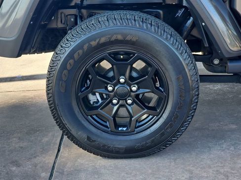 Used 2021 Jeep Gladiator Willys image 37