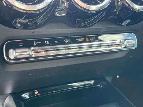 Used 2023 Mercedes-Benz GLB 250 4MATIC w/ Premium Package image 25