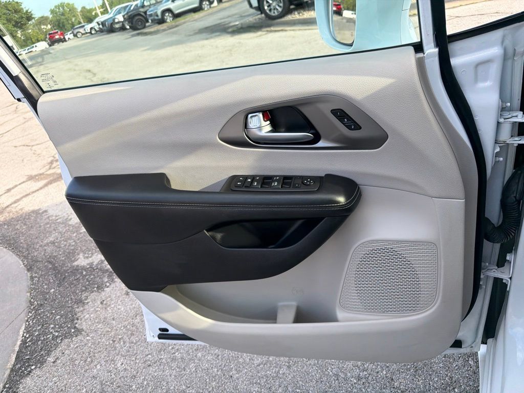 Used 2022 Chrysler Pacifica Touring-L FWD image 32