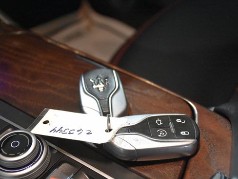 Used 2017 Maserati Levante Base image 39