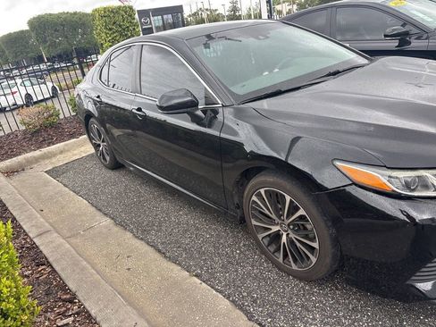 Used 2018 Toyota Camry SE FWD image 2