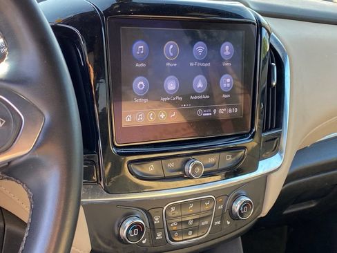 Used 2023 Chevrolet Traverse LT w/ Rear Camera Mirror Package FWD image 11