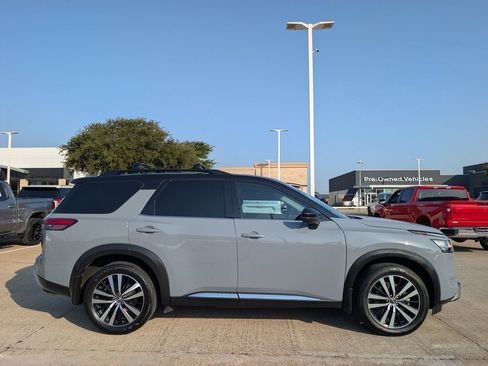 Used 2024 Nissan Pathfinder Platinum FWD image 3