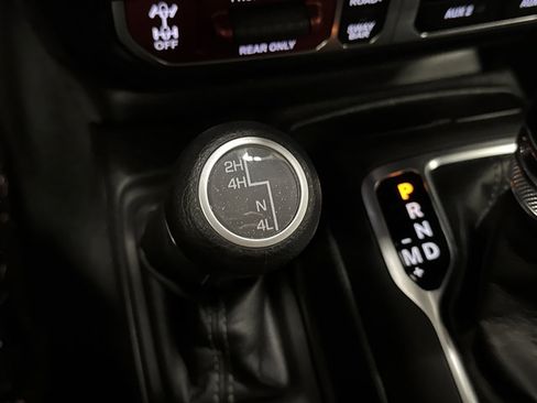 Used 2024 Jeep Gladiator Rubicon w/ Technology Group AWD/4WD image 23