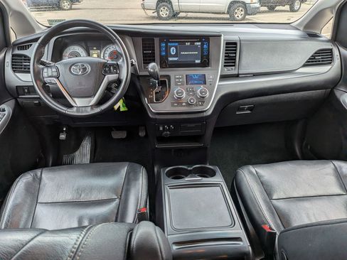 Used 2017 Toyota Sienna SE image 26