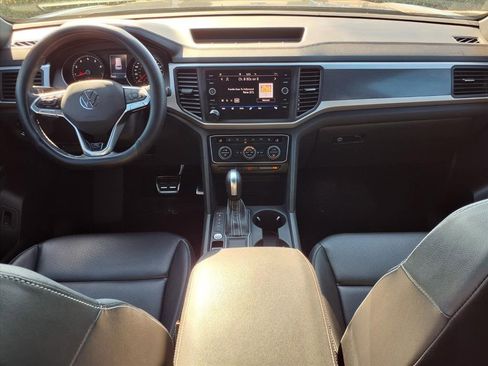 Used 2021 Volkswagen Atlas Cross Sport SE w/ Panoramic Sunroof Package image 3