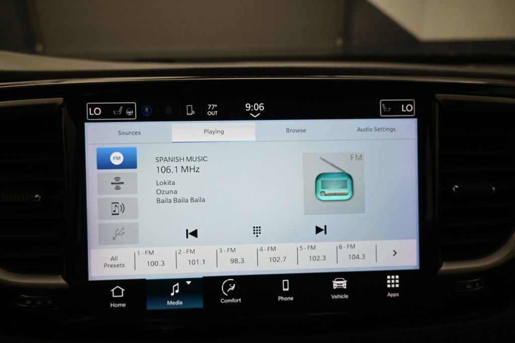Used 2023 Chrysler Pacifica Touring-L FWD image 13