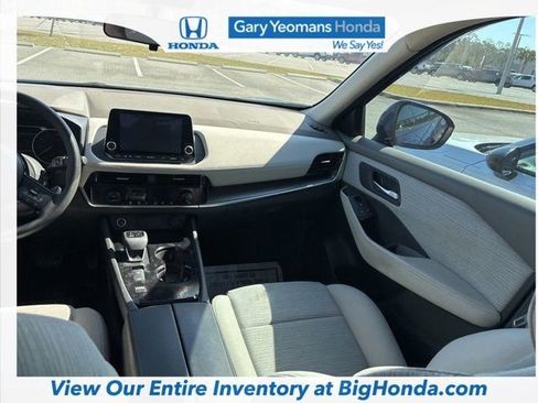 Used 2021 Nissan Rogue SV image 2