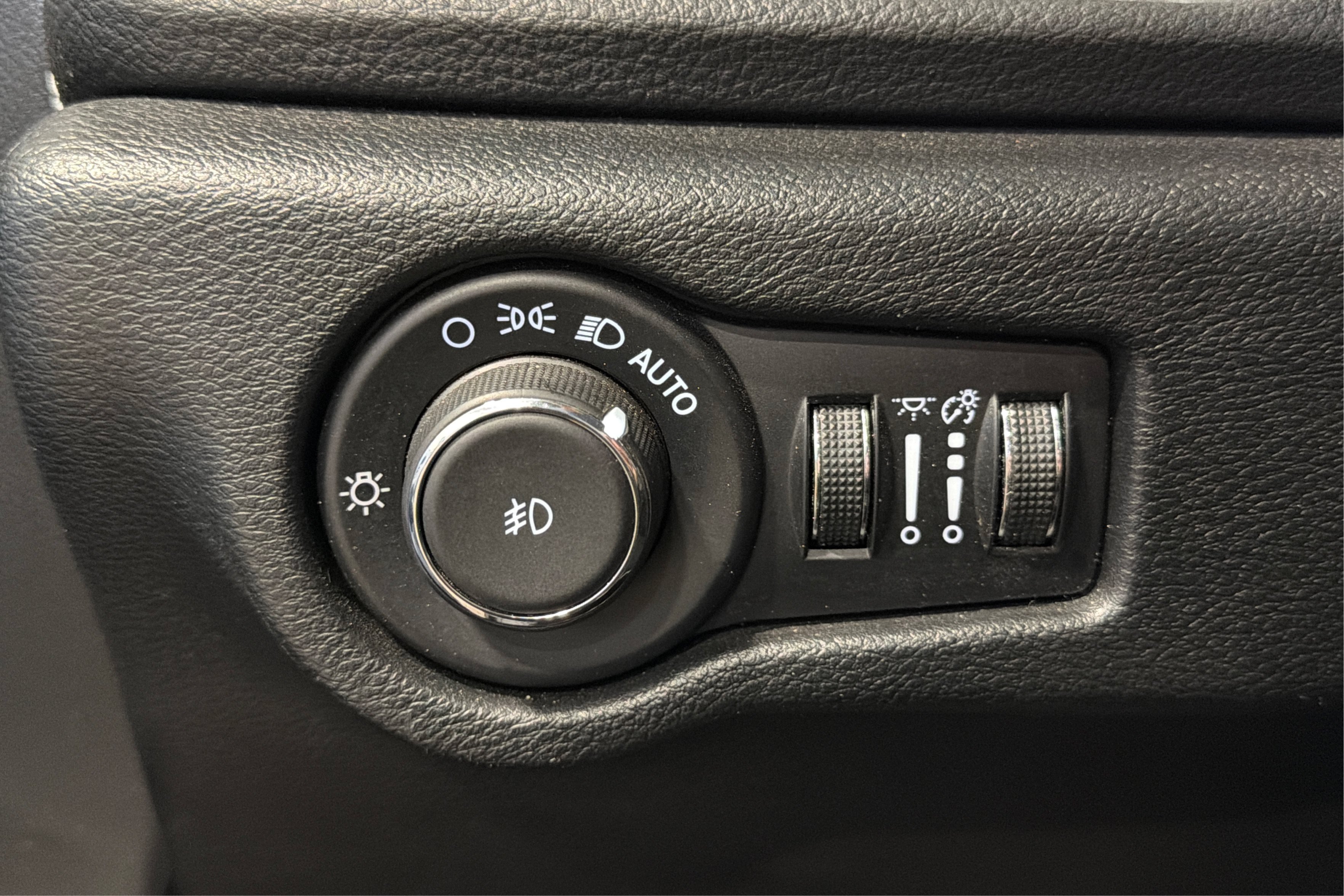 Used 2025 Chrysler Pacifica Limited FWD image 21