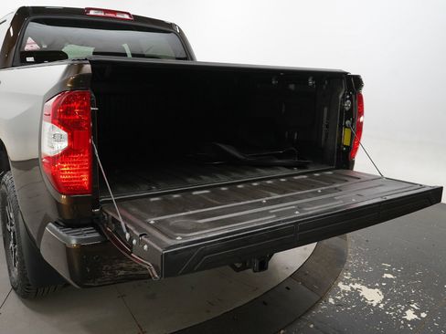 Used 2018 Toyota Tundra Limited w/ Limited Premium Package AWD/4WD image 9