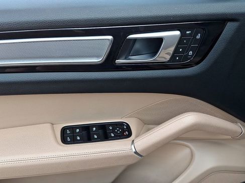 Certified 2023 Porsche Cayenne Platinum Edition image 17