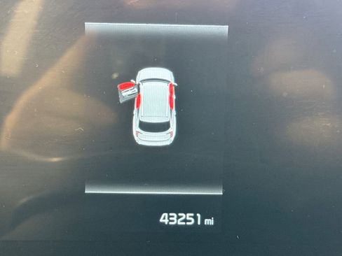 Used 2023 Kia Telluride EX w/ EX Captain's Chair Package AWD/4WD image 17