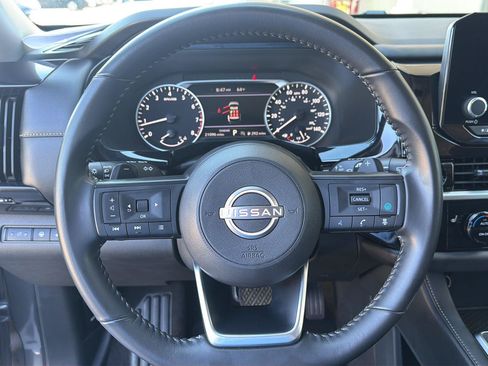 Used 2025 Nissan Pathfinder SV FWD image 21