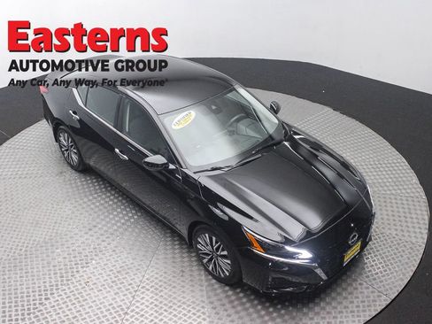 Used 2023 Nissan Altima 2.5 SV FWD image 3