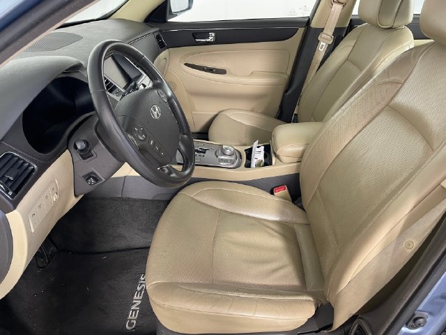 Used 2009 Hyundai Genesis 3.8 w/ Technology Pkg 4 RWD image 2