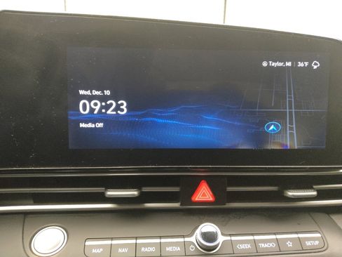 Used 2023 Hyundai Elantra SEL w/ Convenience Package image 25