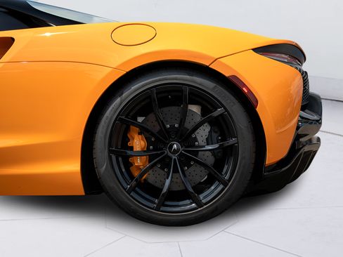 Used 2025 McLaren Artura Spider RWD image 31