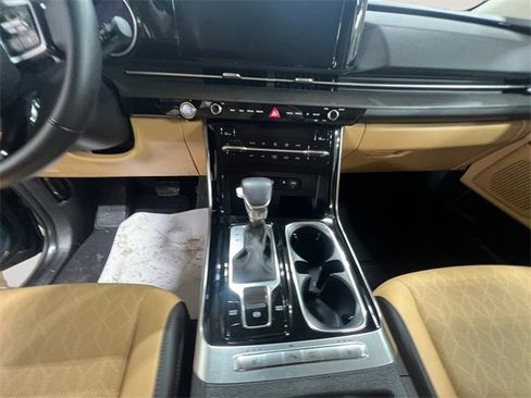 Used 2024 Kia Carnival EX image 11