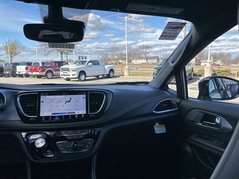 New 2026 Chrysler Pacifica Limited image 55